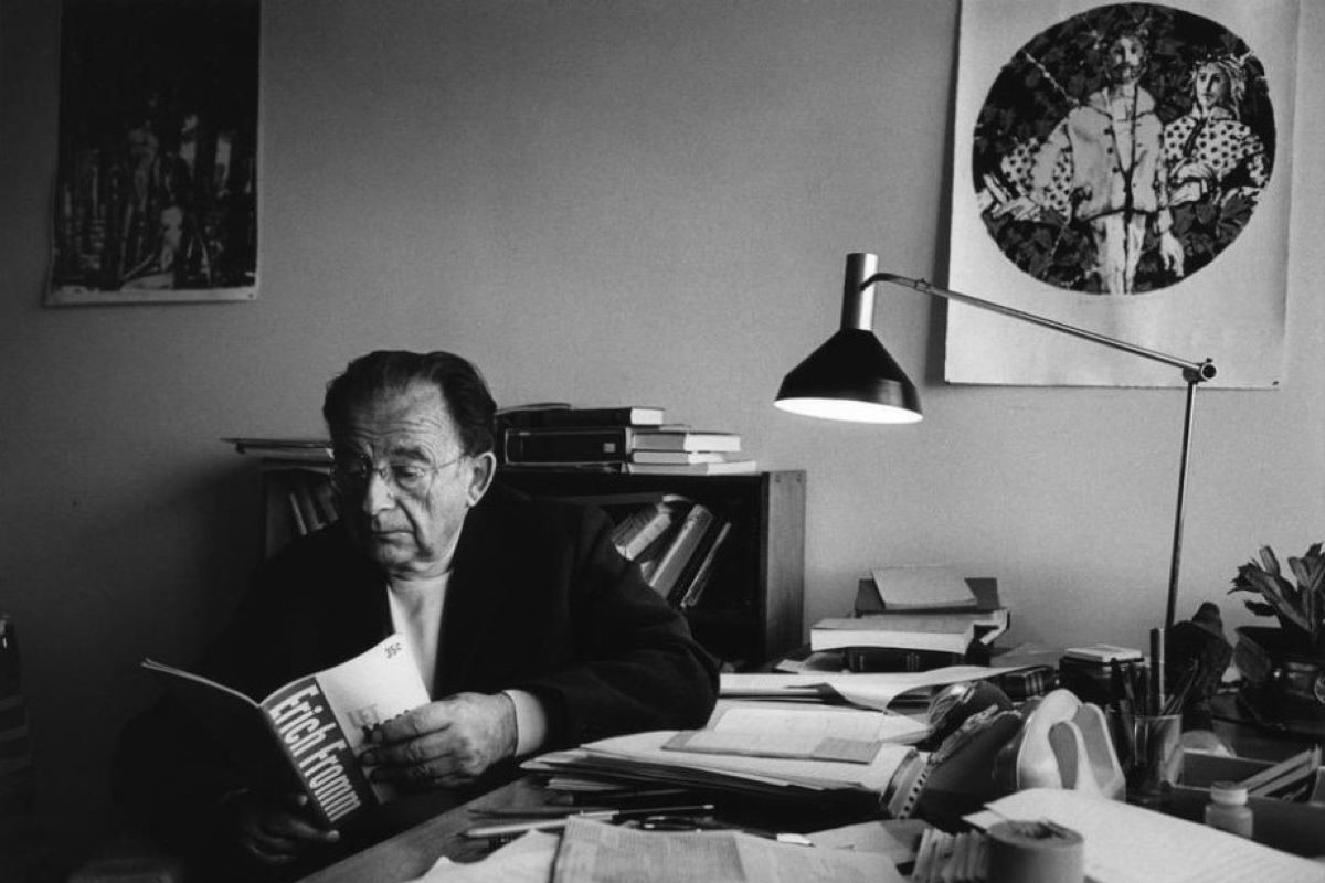 erich-fromm-reading-photo