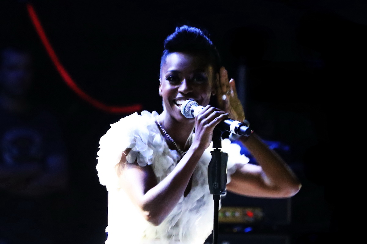 Don't Stop Just Yet, You've Got the World Looking In: Morcheeba morcheeba-photo-1